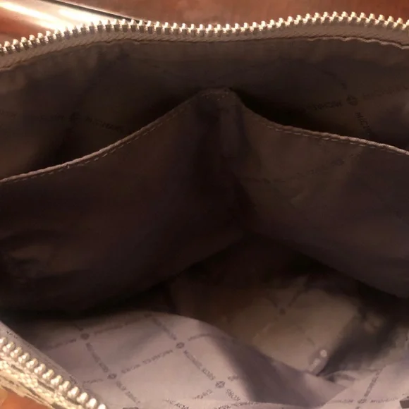Michael Kors Gray Shoulder Bag with Classic Design - Picture 9 of 14